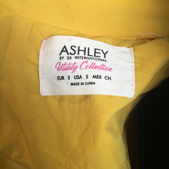 Yellow jacket!😻💛 - Picture 3 of 5